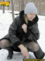 Pregnant babe pissing outdoor