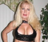 BLONDE MILF