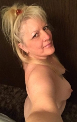 Dee shows her lovely tits!