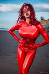 Bianca Baeuchamp Latex red 2