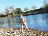 nat092 se balade nu au bord de l eau