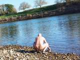 nat092 se balade nu au bord de l eau