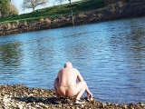nat092 se balade nu au bord de l eau