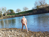 nat092 se balade nu au bord de l eau