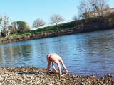 nat092 se balade nu au bord de l eau