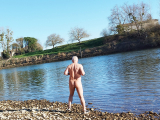 nat092 se balade nu au bord de l eau