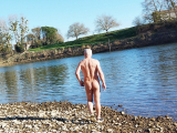 nat092 se balade nu au bord de l eau