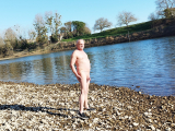 nat092 se balade nu au bord de l eau