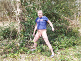 je me mets nu dans les bois