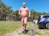 je suis nu sur le parking de la plage