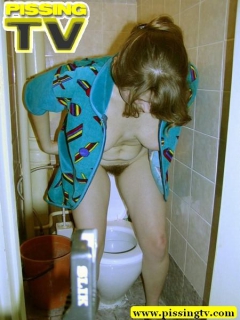 Younger sister pissing - N