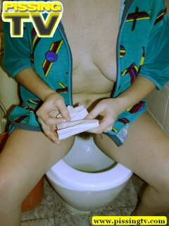 Younger sister pissing - N