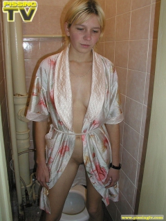Teen blonde pees in the toilet - N