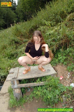 Babe pissing - N