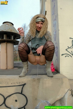 Pissing chick - N