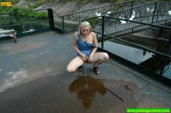 Blonde pees - N
