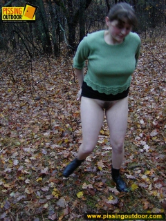 Outdoor pissing on dry leaves - N