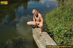 Outdoor pissing in the lake - N