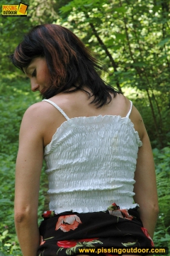 Teen amateur outdoor pissing - N