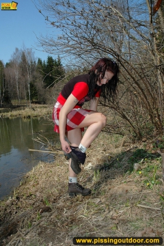 Pissing outdoor near the pond - N