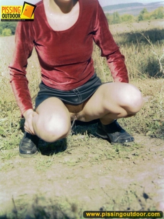 Outdoor pissing in the open field - N