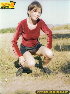 Outdoor pissing in the open field - N
