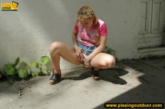 Outdoor pissing of teen girl cannot get into a house - N
