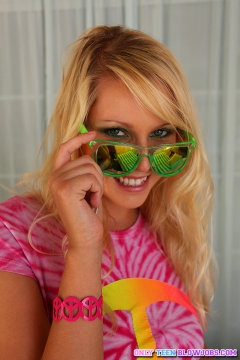Blonde teen gives blowjob - N