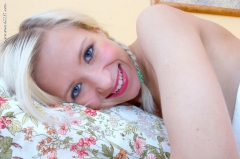 Blonde pale and pretty - N