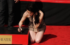 Kristin stewart kneeling - N