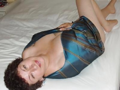 Mature Mom Likes to Pose For You - N