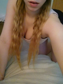 Teen blonde gets her knockers out - english busty girl share - N