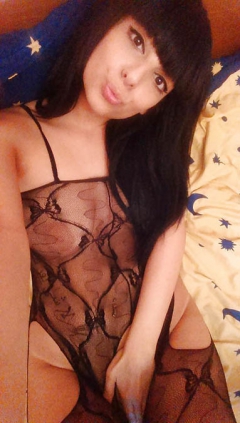 Claudia Winkleman lookalike takes naked selfies - N