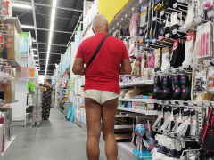 en tenue coquine dans le magasin - N