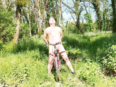 Je me balade nu en velo - N