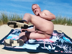 nu et offert dans les dunes de la plage - N