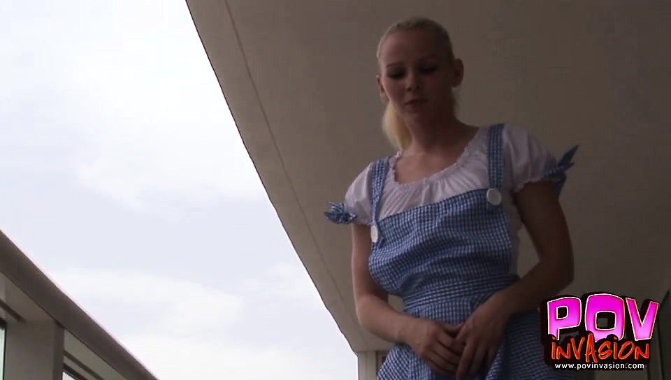 Pretty blonde Candi Summers visits the camera guy's hotel