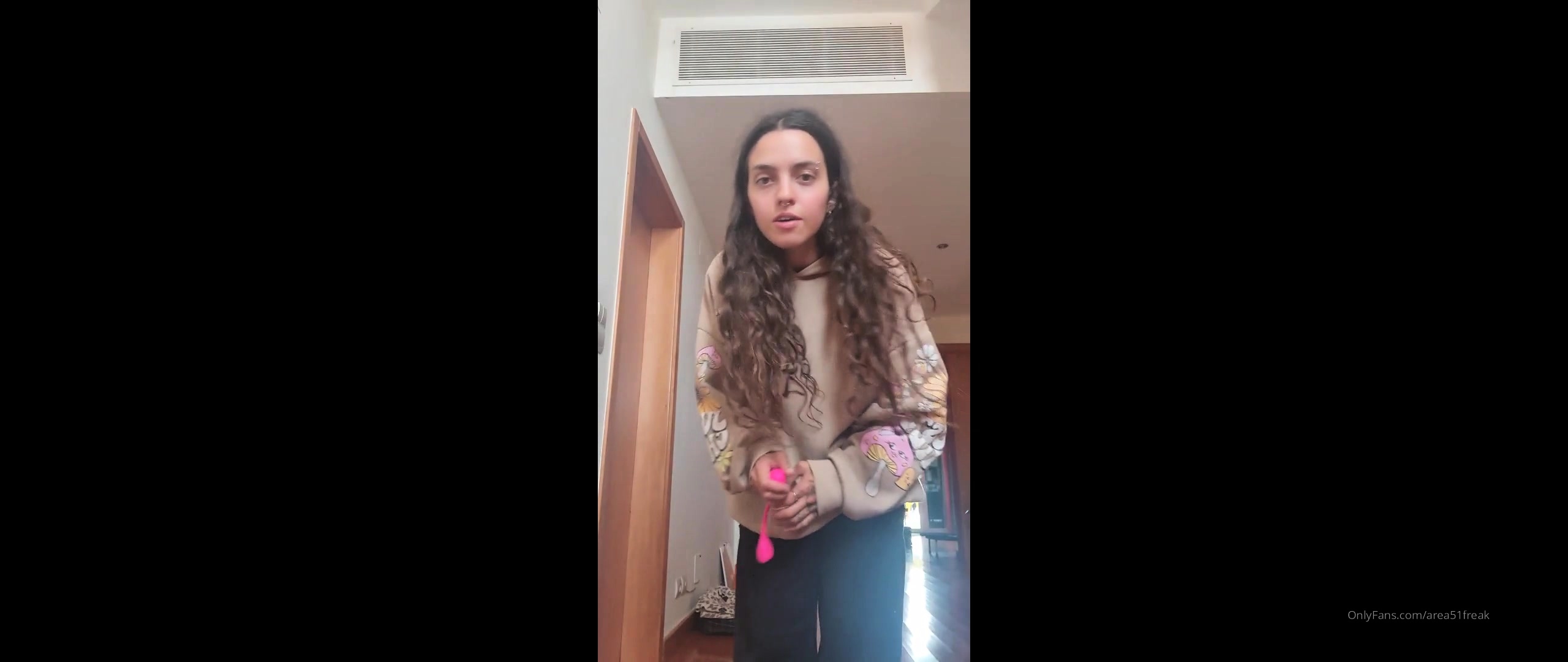 Hot amateur webcam teen masturbates for their fans