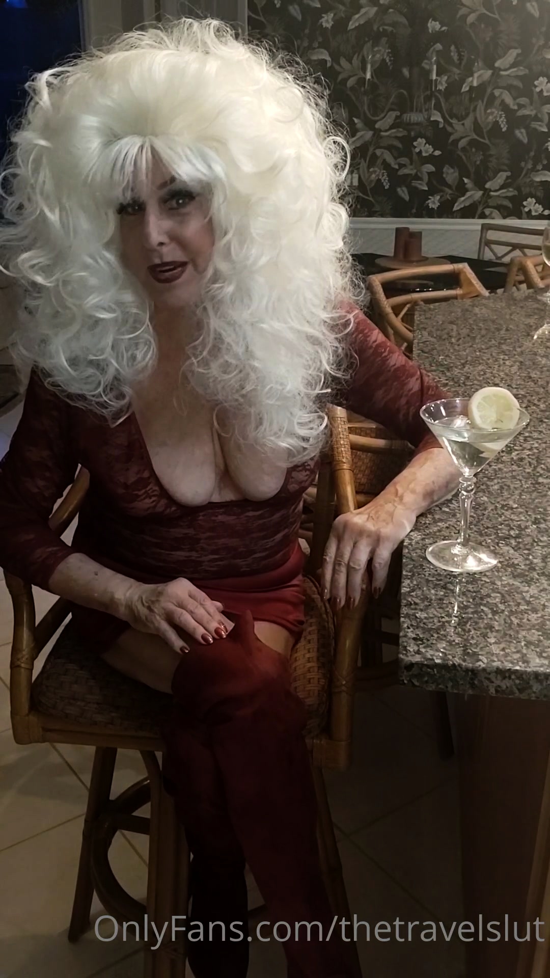 Mature blonde granny loves to masturbate her puss
