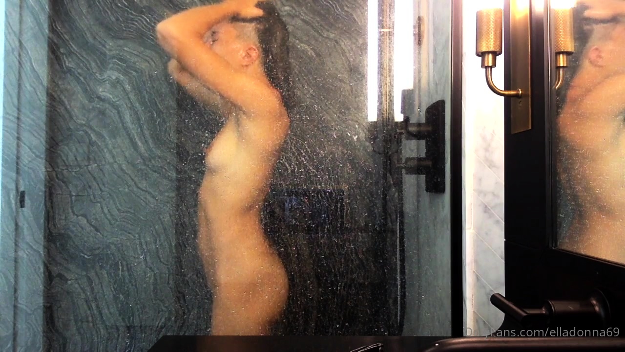 Amateur brunette teen in solo