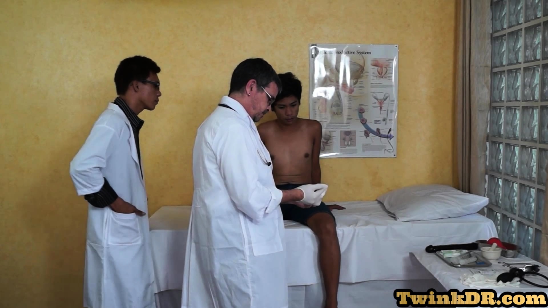 Real enema Asian twink sucked by doctor