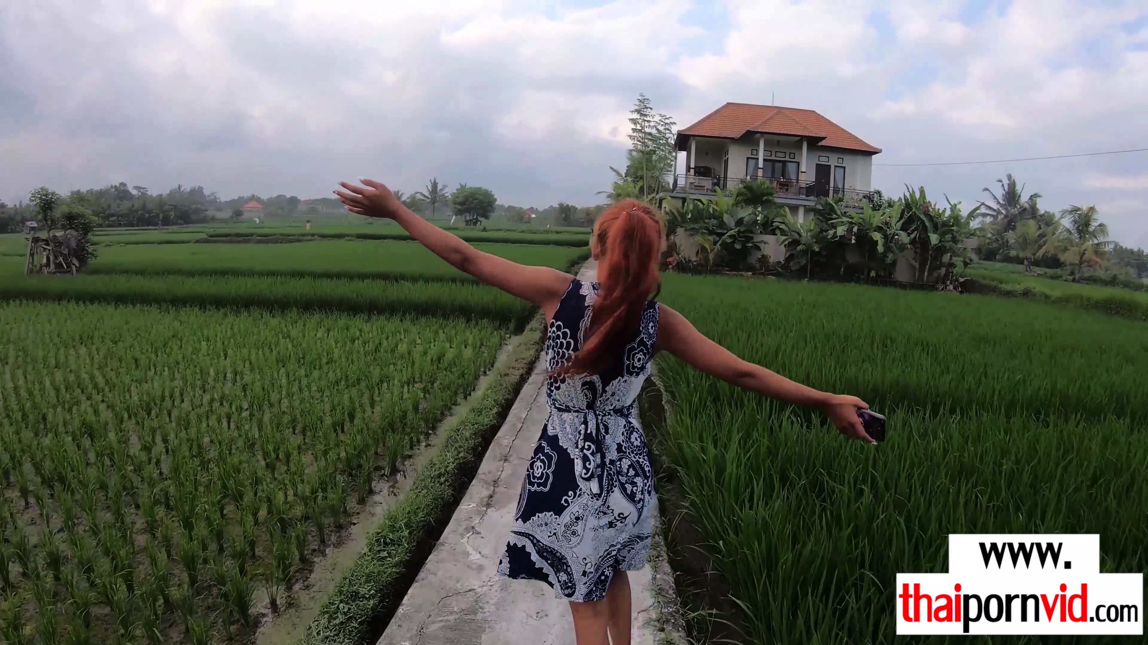 Amateur Thai teen fucking a BWC outdoor