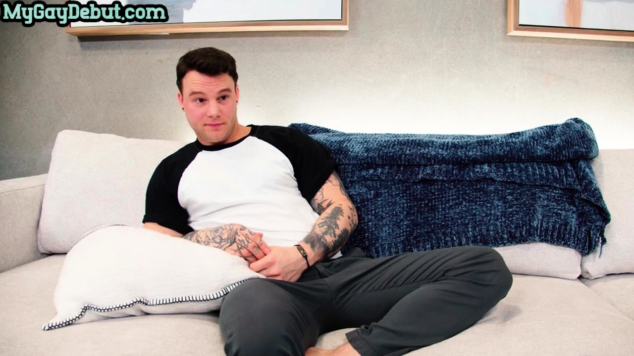 Debut stud 1st time jerks and cums 4 cam