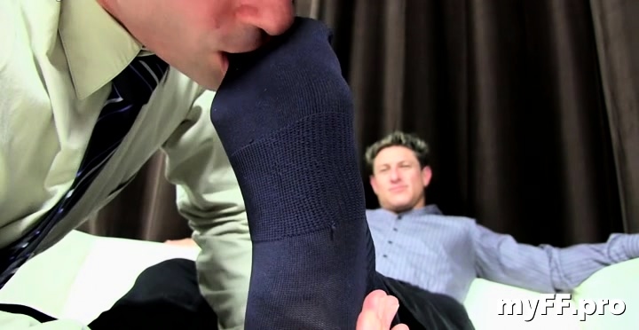 Aroused hunk plays with the rod and feet in solo homo xxx