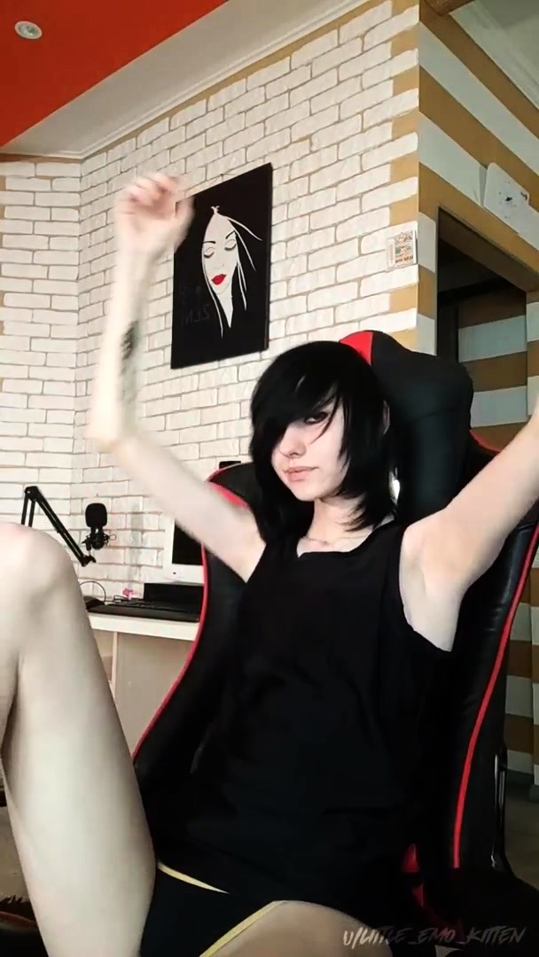 Amateur Webcam Teen Masturbates And Teases