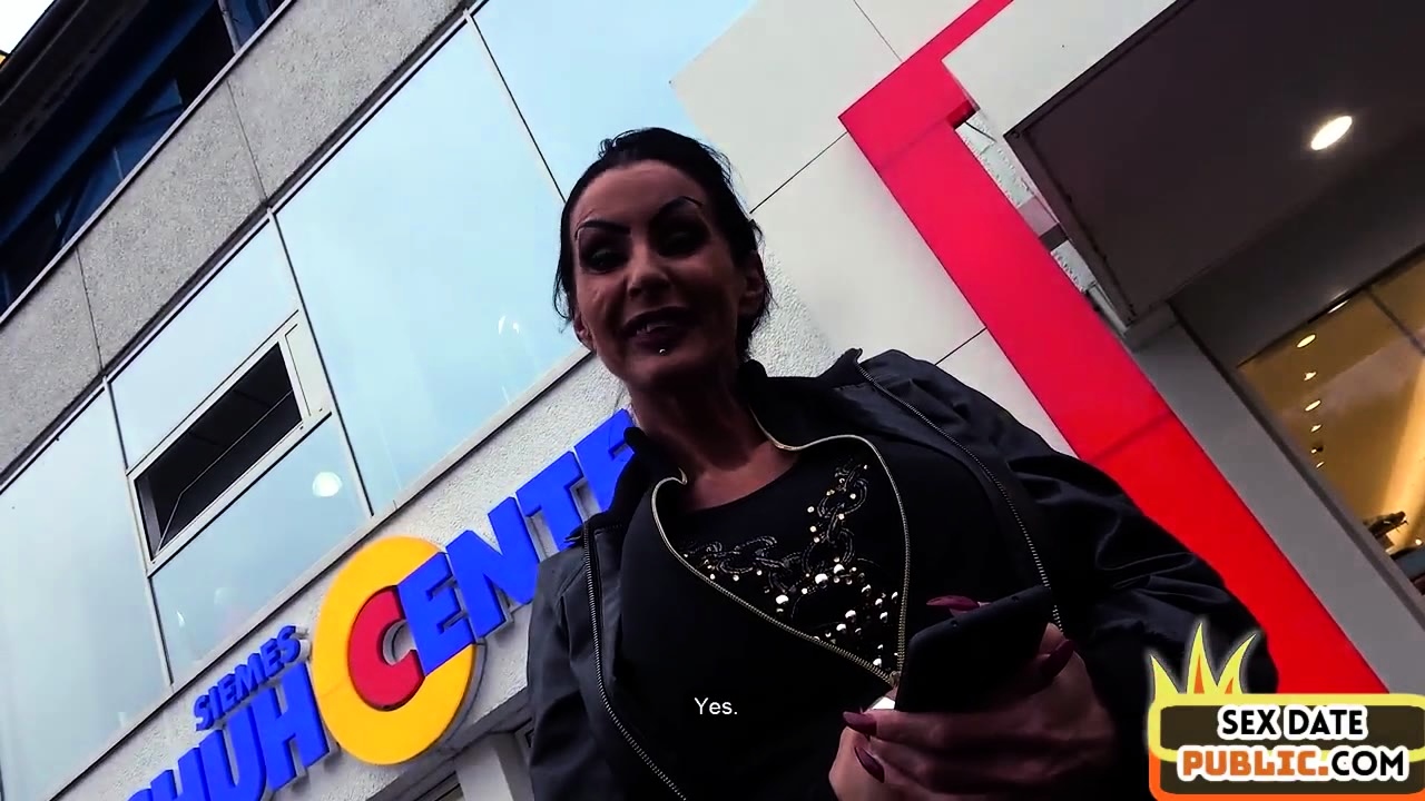 Real amateur GILF gives road head