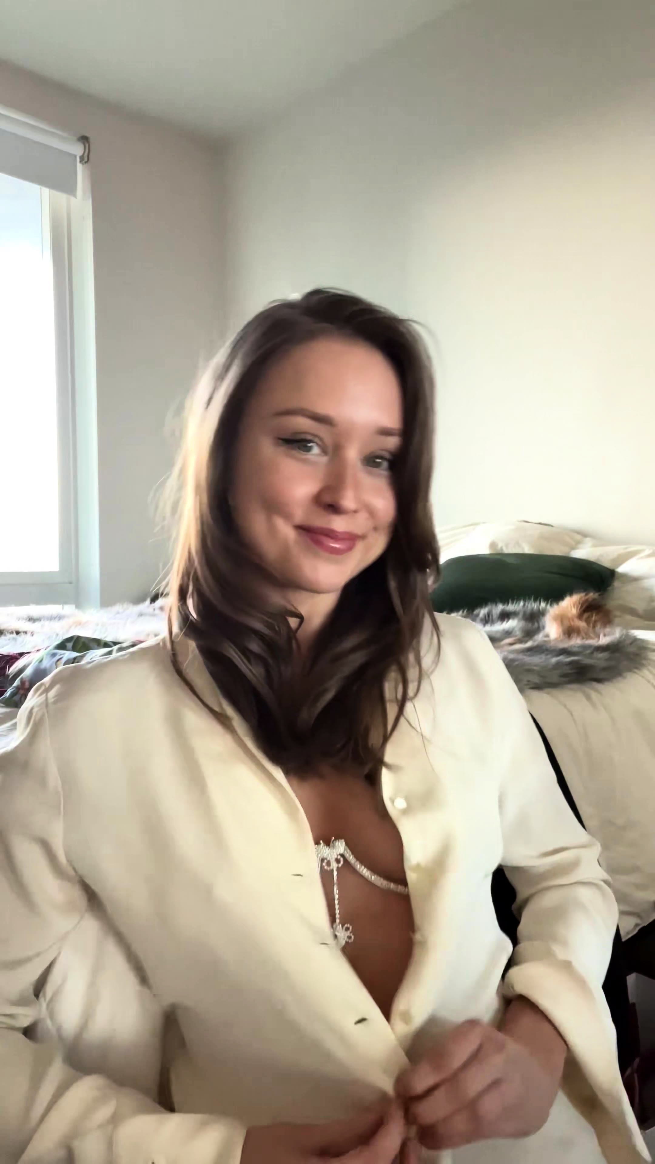 Big boob brunette masturbates on webcam