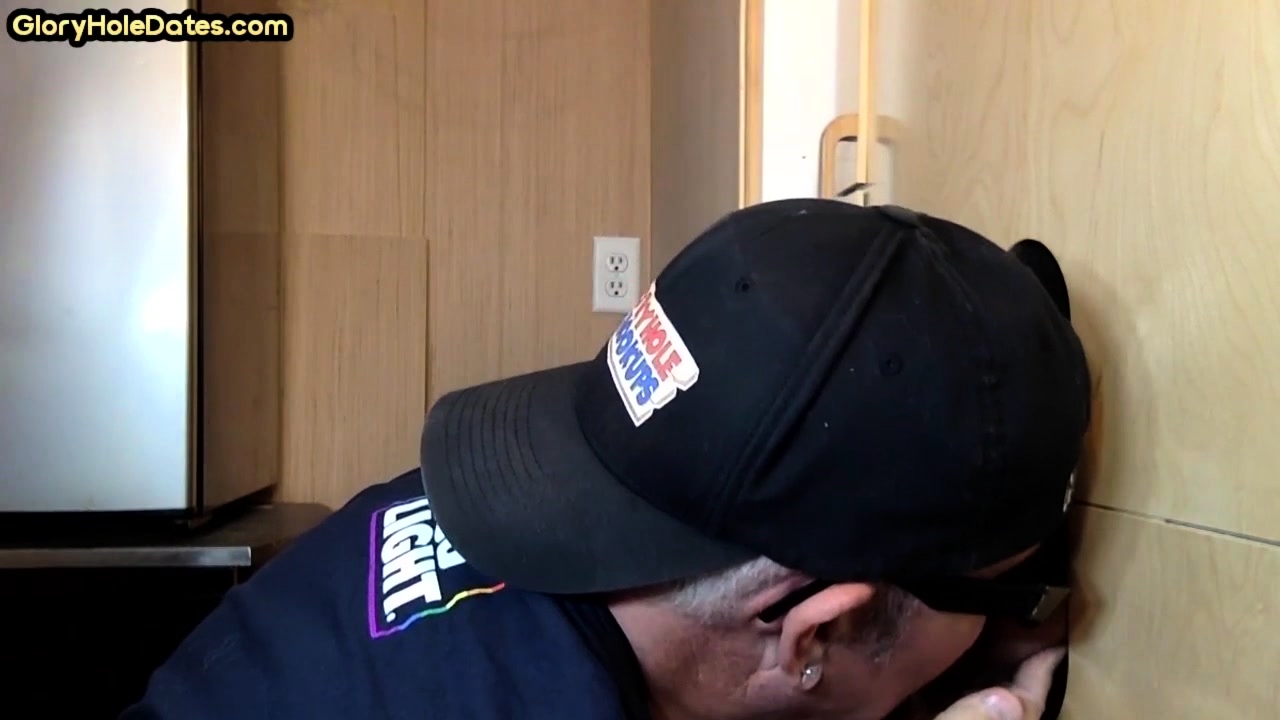Bottom DILF gives head in gloryhole
