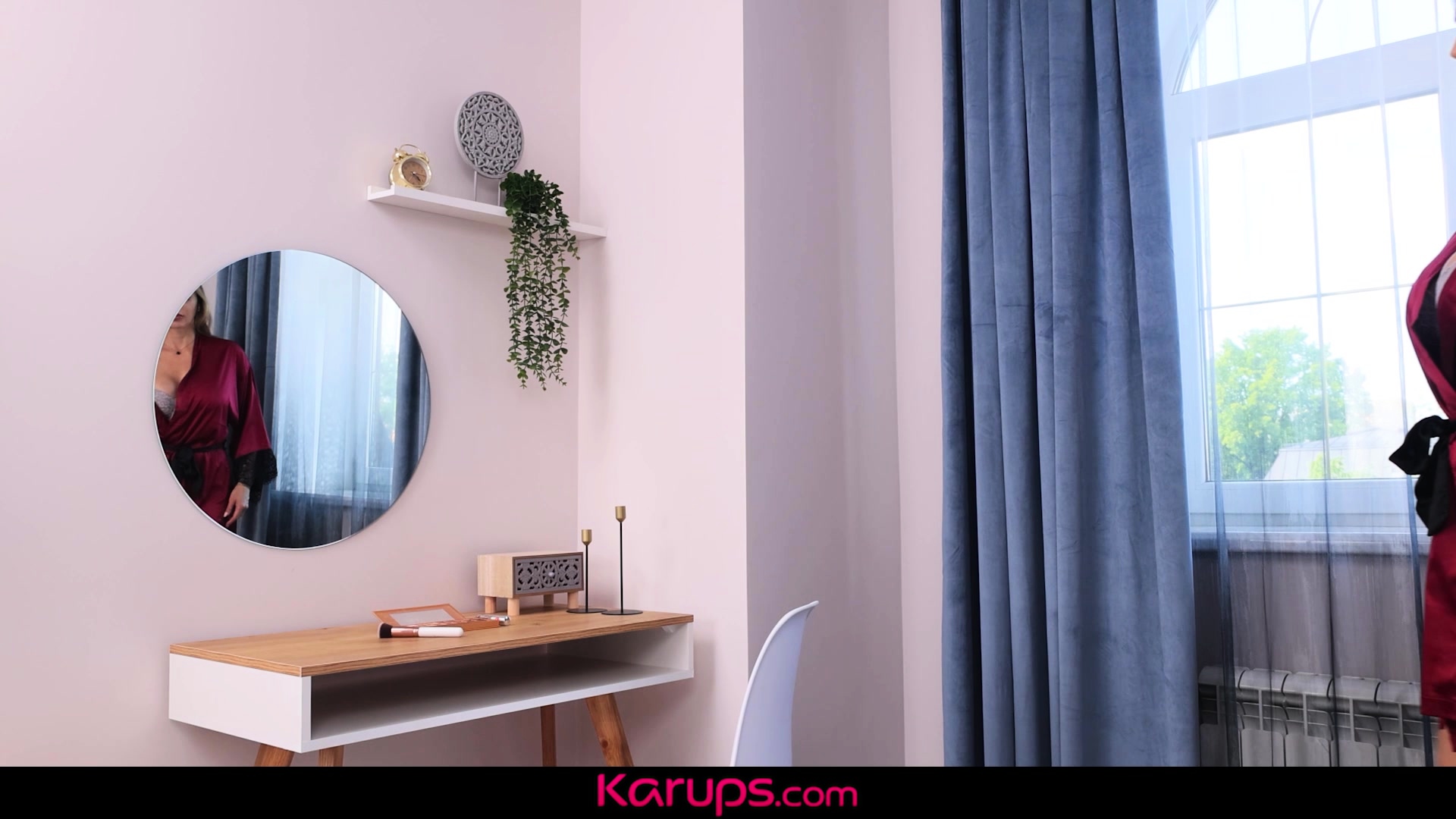 Horny Busty Cougar Moon Flower Masturbates - Karups