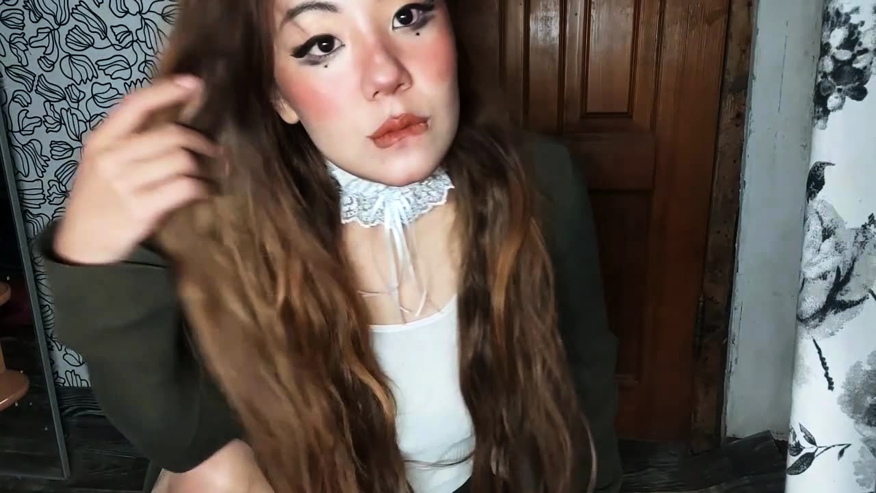 Mom Lian masturbates in pantyhose